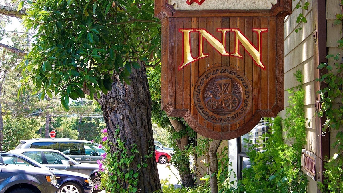 Golden Rectangle Bed & Breakfast | Carriage House Inn