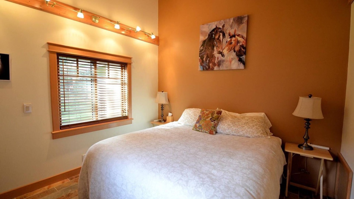 Alyeska Cottage | Carriage House - Kobuk's Cozy Timber frame Cottage