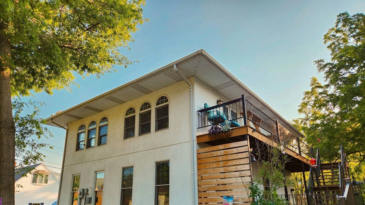 Moberly Cottage | Carriage House retreat nestled in central Missouri! Close to Rothwell Park!