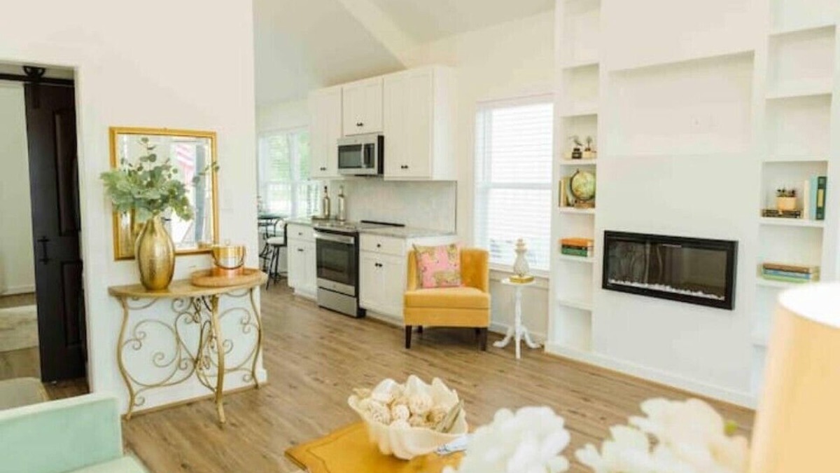 Lincoln Cottage | Carriage House: Stylish Lakefront 1BR Cottage