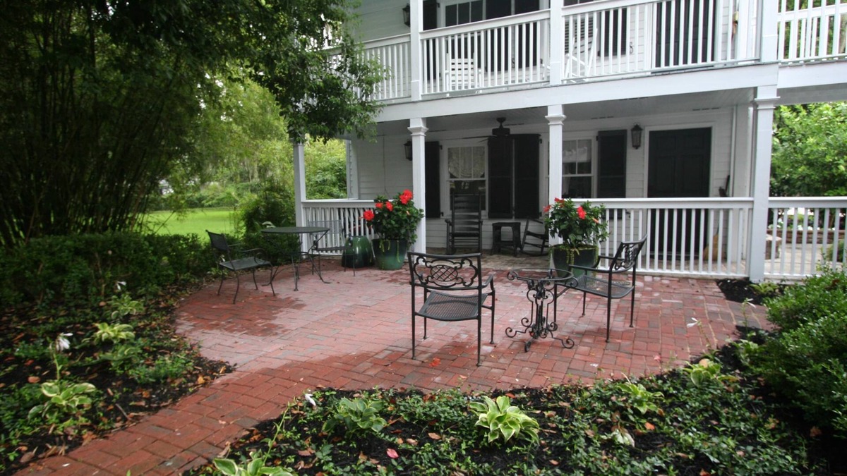 Downtown Cottage | Carriage House under Live Oaks In Historic Downtown Beaufort with Patio Garden