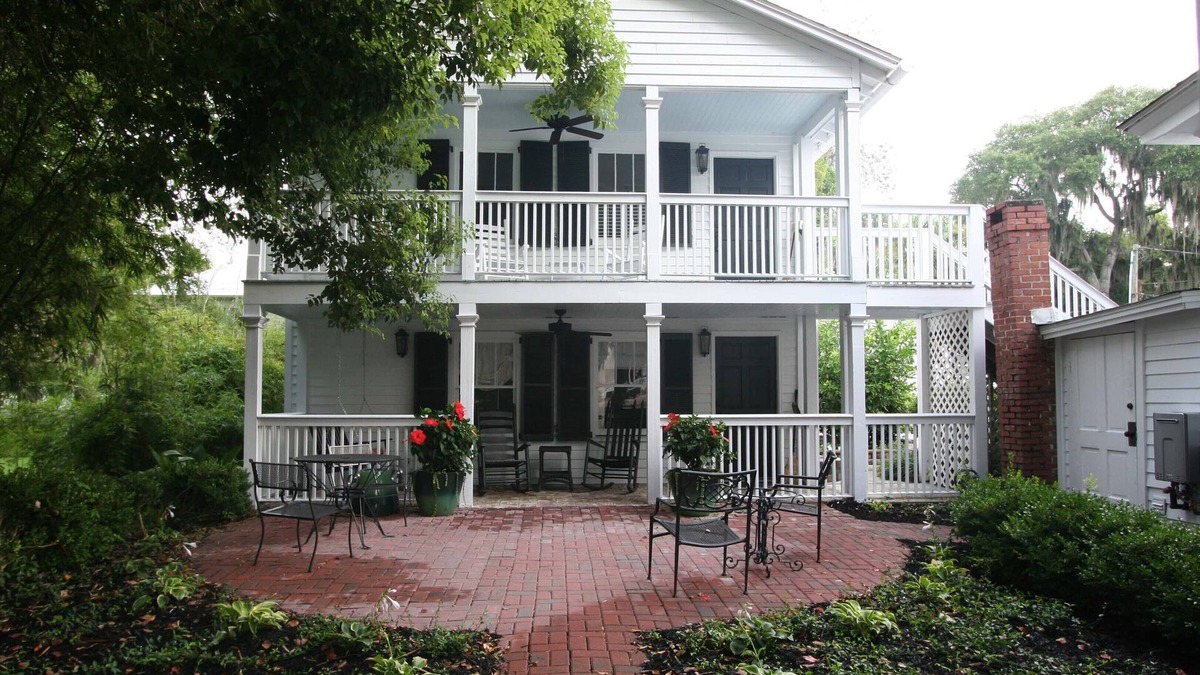 Downtown Cottage | Carriage House under Live Oaks in historic Beaufort SC