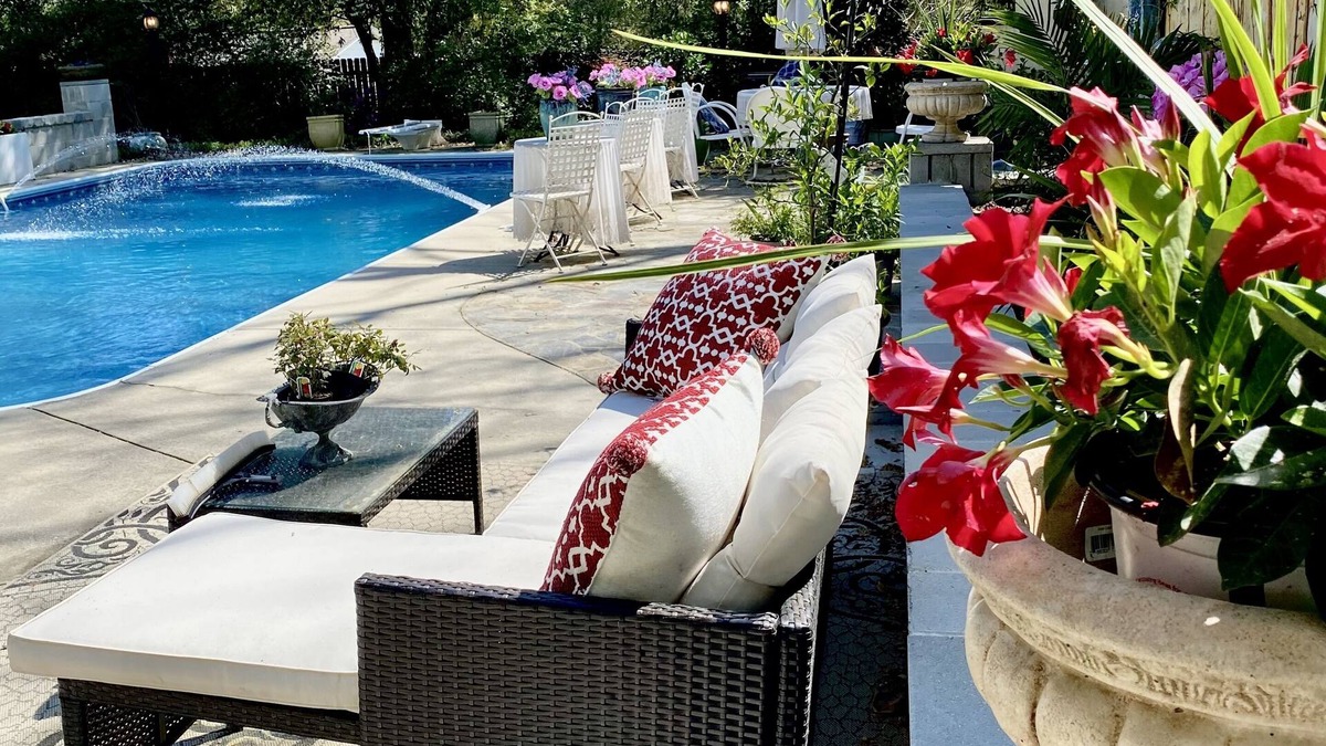 Lexington House | Carriage House Villa and gardens in downtown historic Lexington SC