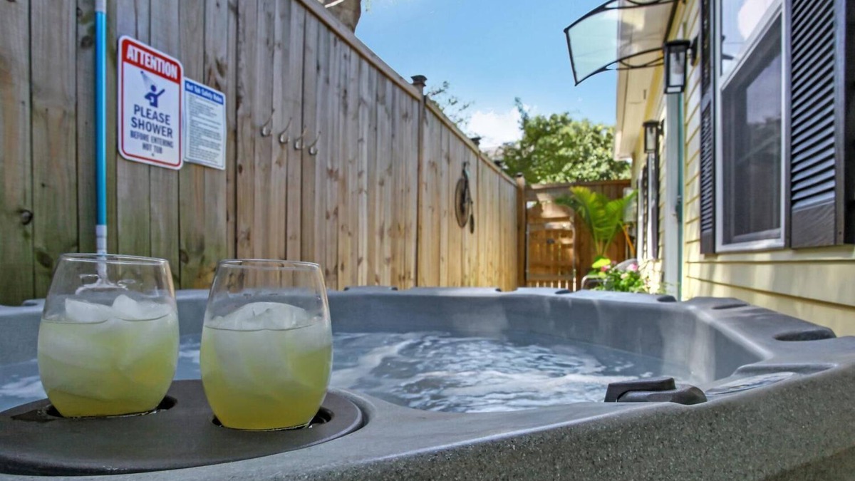 Metropolitan House | Carriage House W/Hot Tub! Near Starland Yard