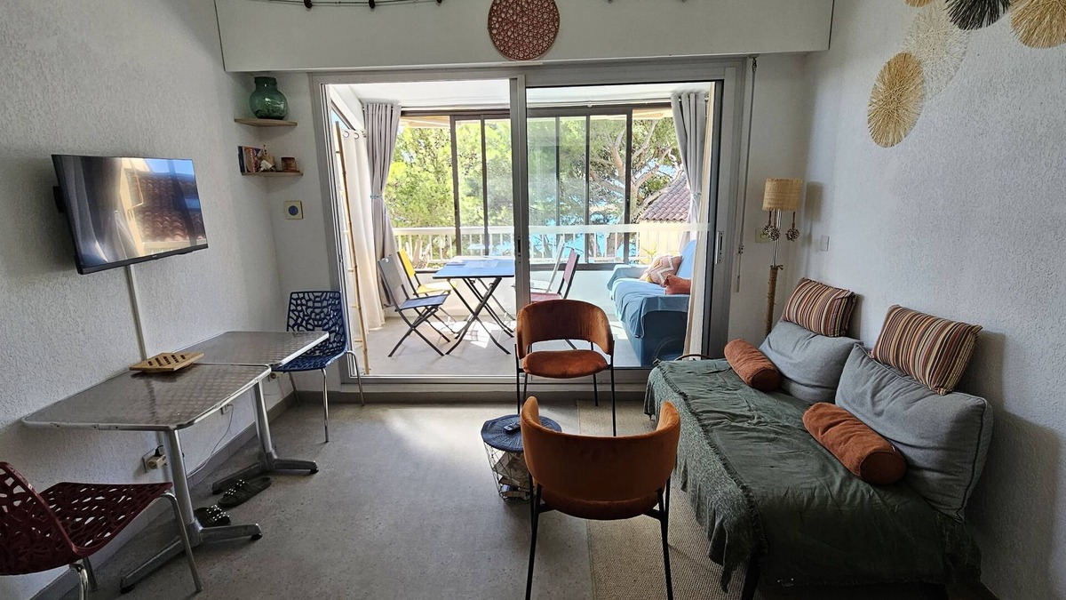 Martigues Apartment | Carro duplex with feet in the water and head in the pines