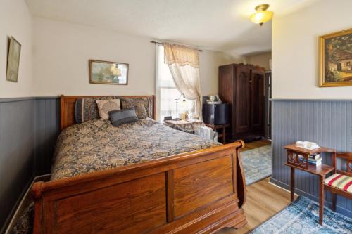 Glasgow House | Carroll Cottage at Main Street Bed & Breakfast