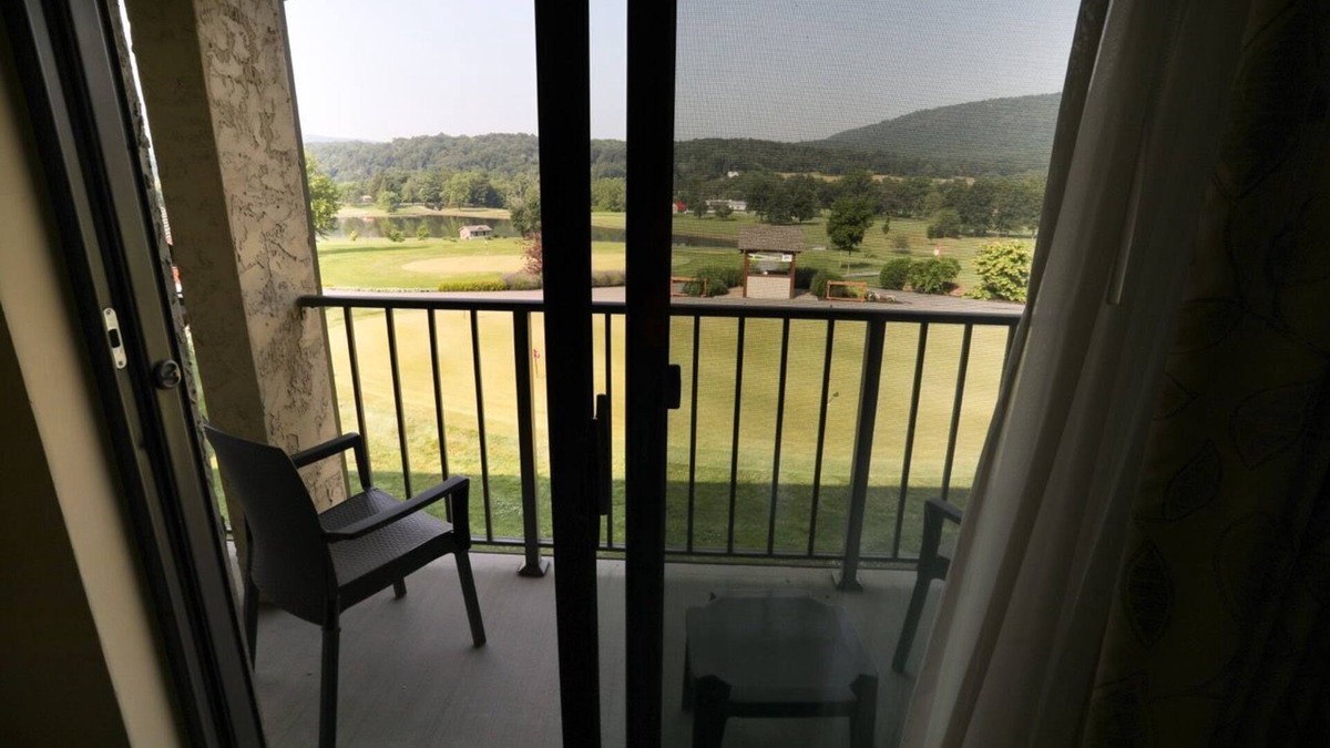 Fairfield Apartment | Carroll Valley Stay | Golf View Double Room