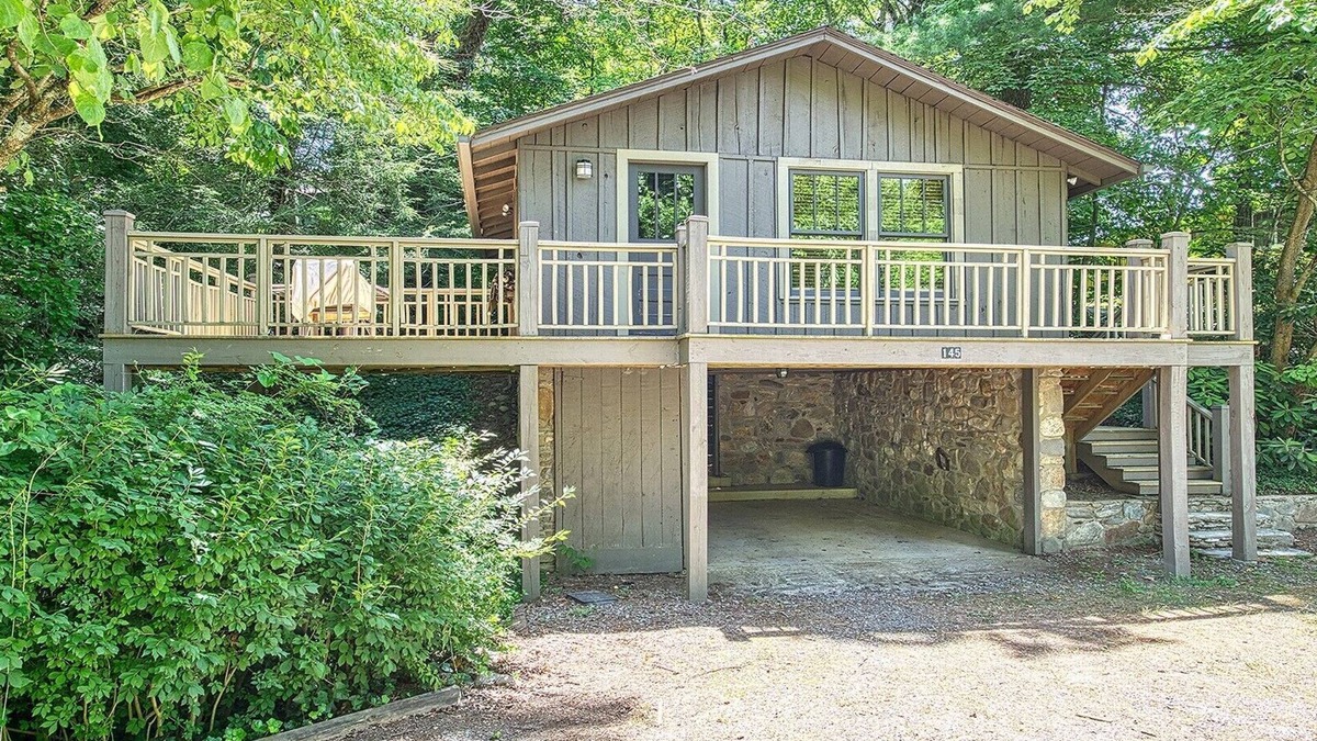Lake Junaluska Cottage | Carruth Cottage studio sleeps 4. Walk to Lake Junaluska Conference Center, lake, rose garden