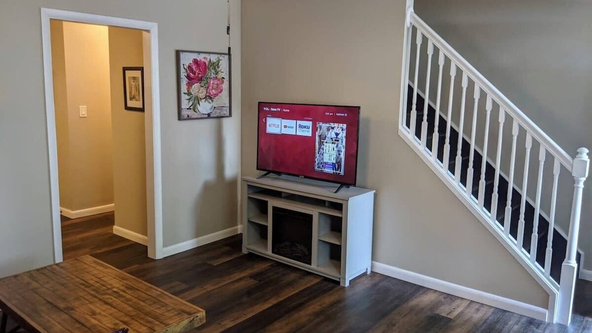 Norwood Apartment | Carter #5, Private Two Bed near Xavier, Downtown