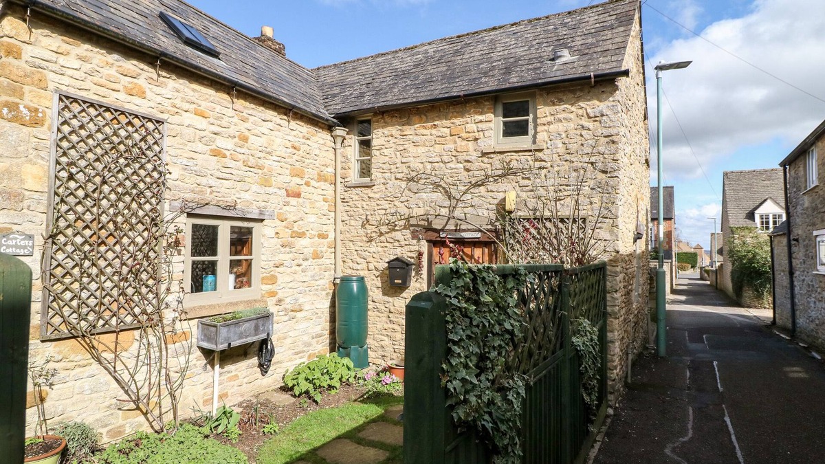 Stow-on-the-Wold Cottage | CARTER'S COTTAGE, pet friendly, with open fire in Stow-On-The-Wold