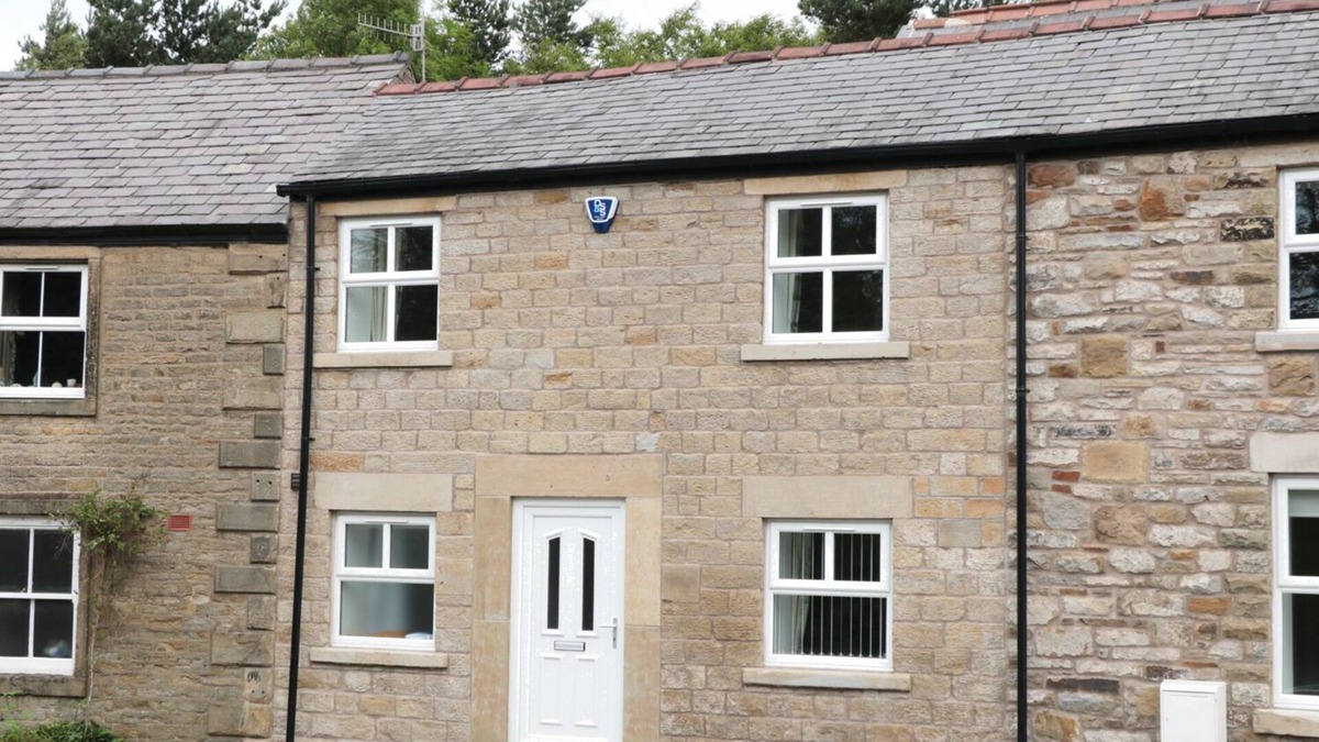 Chapel en le Frith Cottage | CARTERS COTTAGE, pet friendly in Chapel-En-Le-Frith