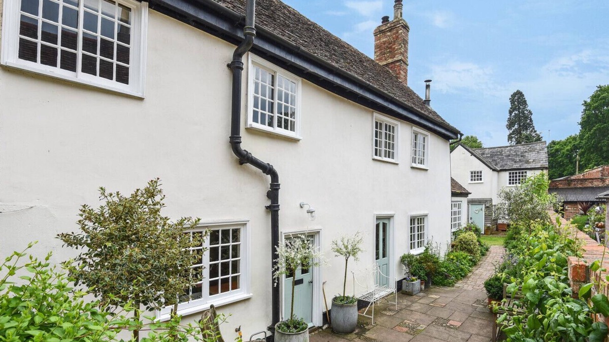 Kimbolton House | Carters Yard C13th Cottage in the centre of the historic village of Kimbolton
