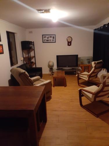 Whyalla Stuart Apartment | Cartledge Ave studio and house homestay