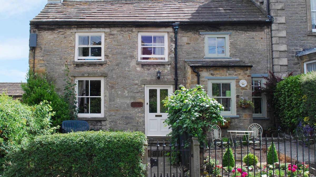 Middleham Cottage | CARTMEL COTTAGE, pet friendly, character holiday cottage in Middleham
