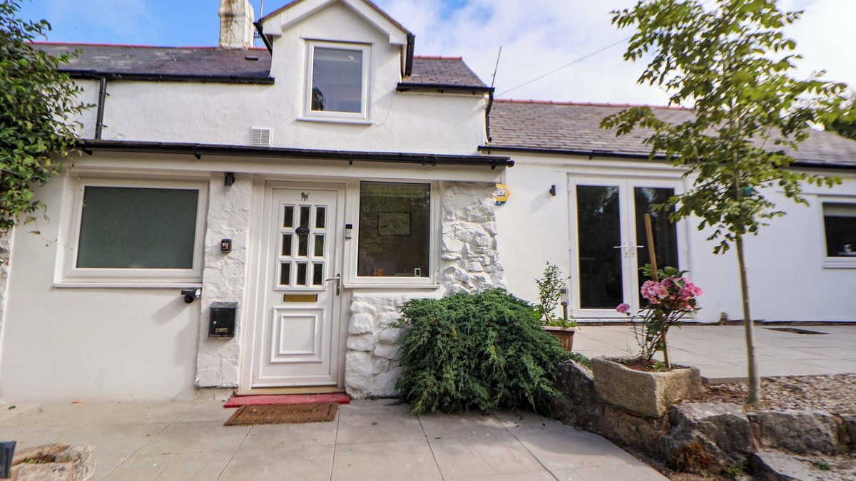 Treffynnon House | CARTREF, pet friendly, with a garden in Holywell