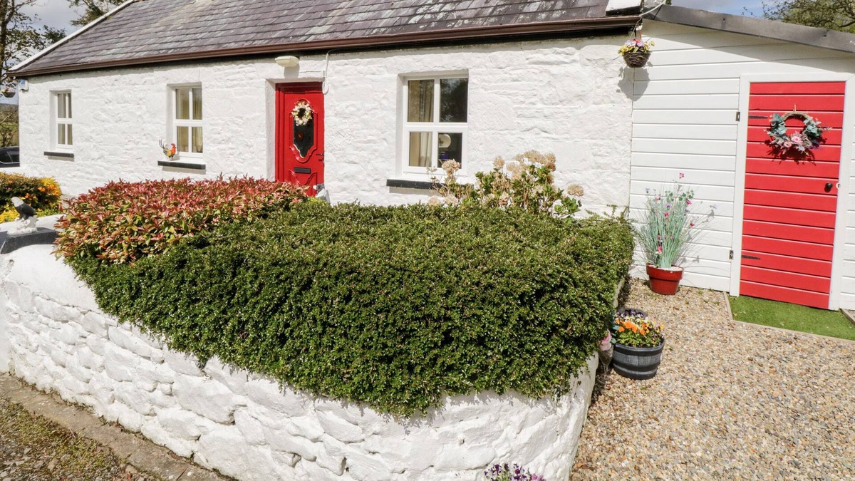 Ballintober Cottage | CARTRON COTTAGE, family friendly in Ballintubber, County Mayo