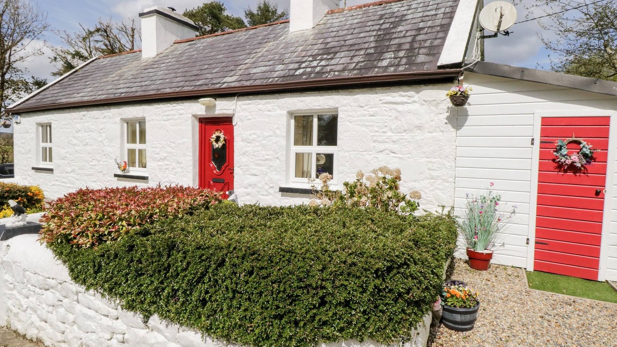 Ballintober Cottage | CARTRON COTTAGE, family friendly in Ballintubber, County Mayo