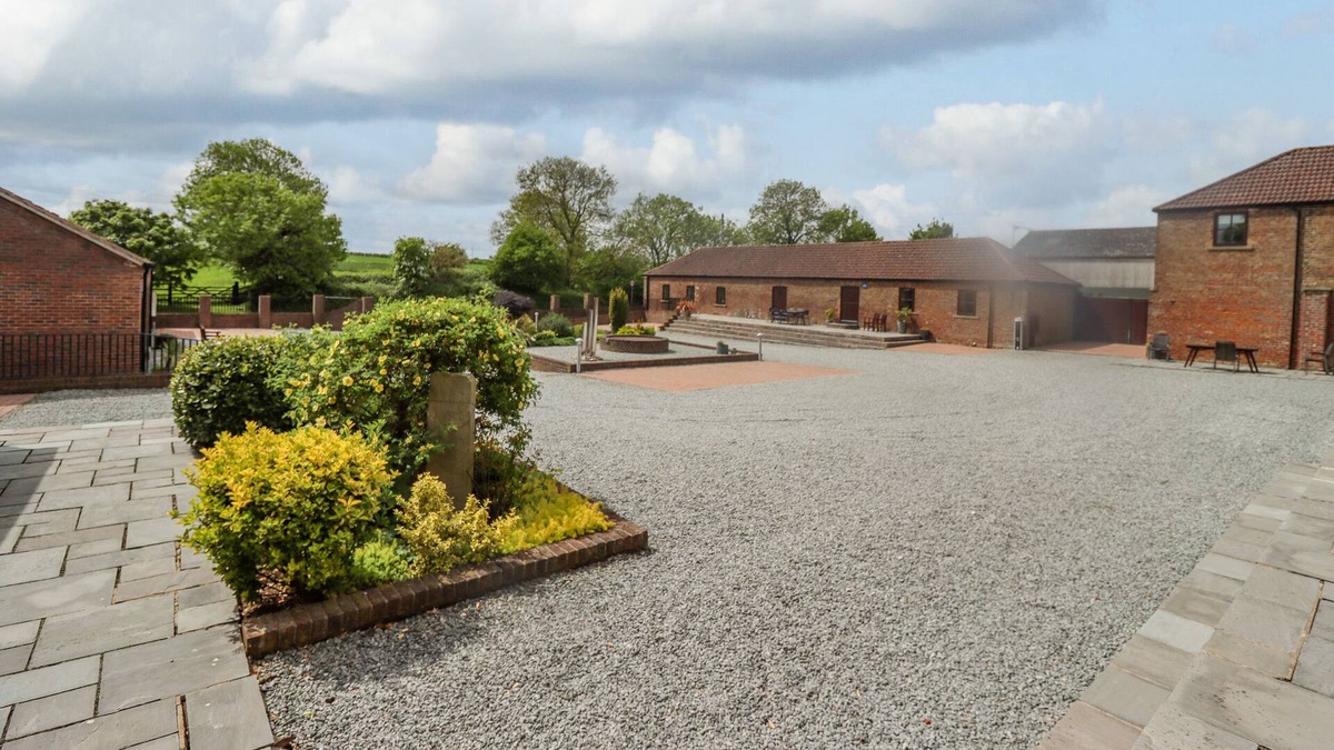 Thwing Cottage | CARTWHEELS COTTAGE, family friendly, with pool in Great Driffield