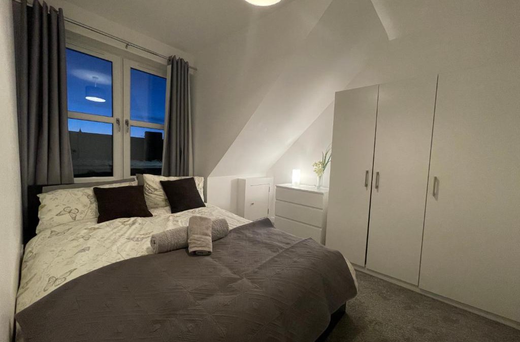 Dunfermline Apartment | Carvetii - Edward House D - 2 Dbl bed 2nd floor flat