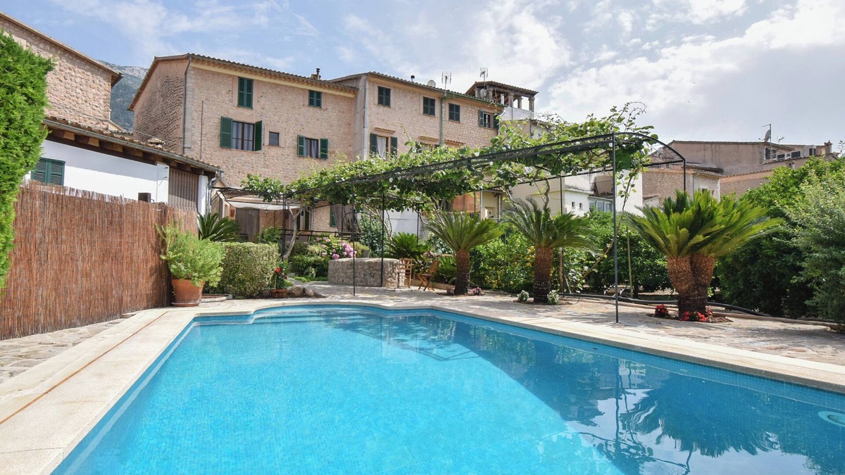 Soller House | Cas Milà. Typical Majorcan townhouse with garden and pool close to the square