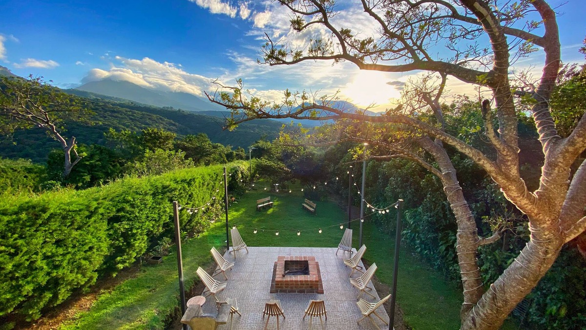 Coatepeque Cottage | Casa 44 - Cozy and Modern 3BR with amazing views in the middle of the mountains.