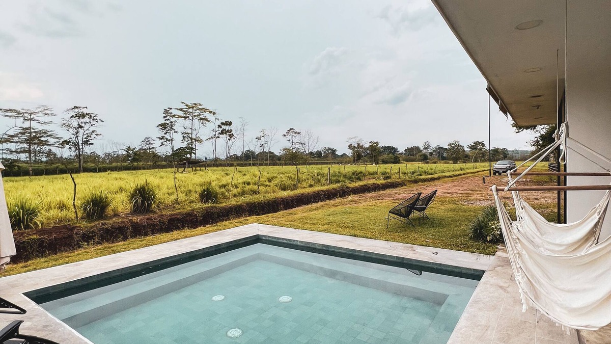 El Tanque House | Casa Abierta con Vista al Volcán y Piscina Privada