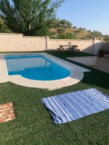 Nivar House | Casa abuhardillada con piscina y chimenea