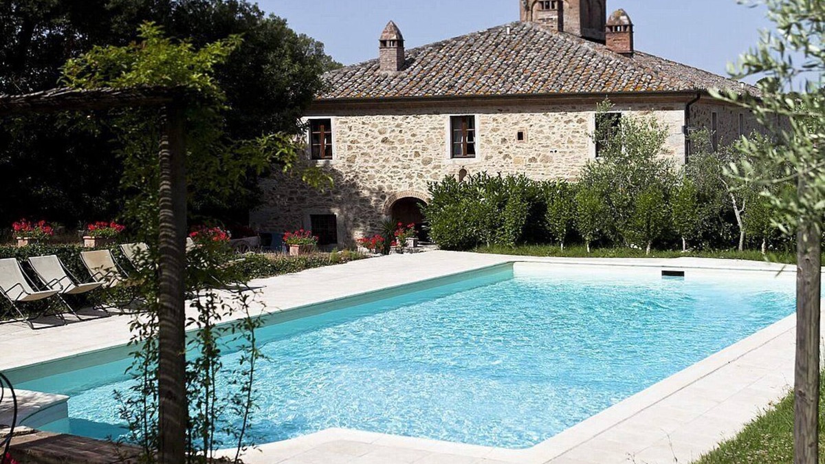 Rapolano Terme House | Casa Adalberto B: A pleasant and spacious two-story apartment that is part of an ancient country house built on a hillside, surrounded by meadows and woods.