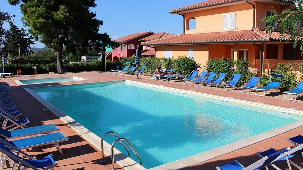 Puntone House | Casa Aliade D: A welcoming apartment that is part of a villa surrounded by the greenery.