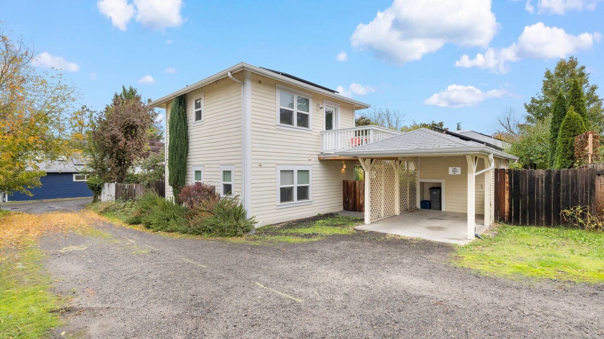 Ashland Cottage | Casa Amore Ashland~Pet-Friendly~Walkable to the Plaza, OSF, Restaurants & More