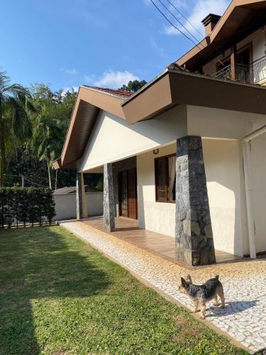 Primeiro de Maio House | Casa ampla com área externa e estacionamento