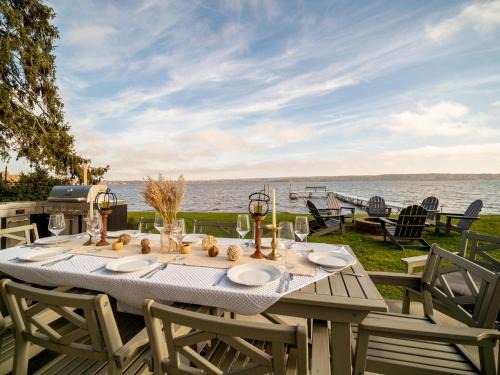 Mayville Villa | Casa Andante - Lakefront Escape
