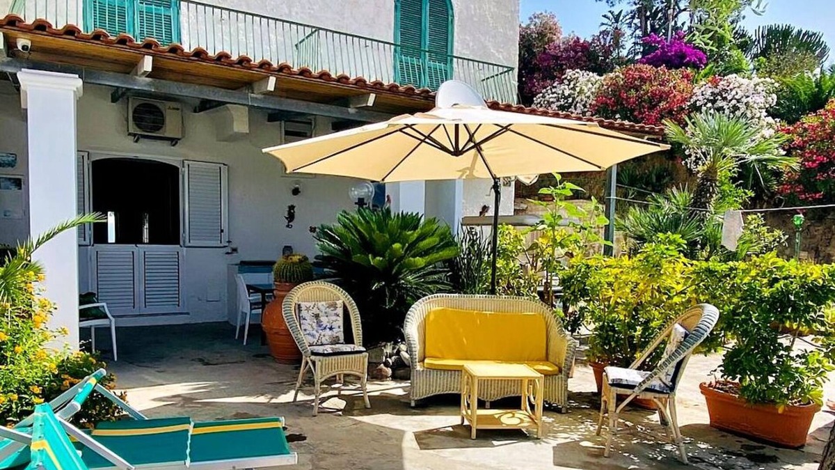 Succhivo Cottage | "Casa Angiolina" 1 minute from the world-famous Fumarole beach.