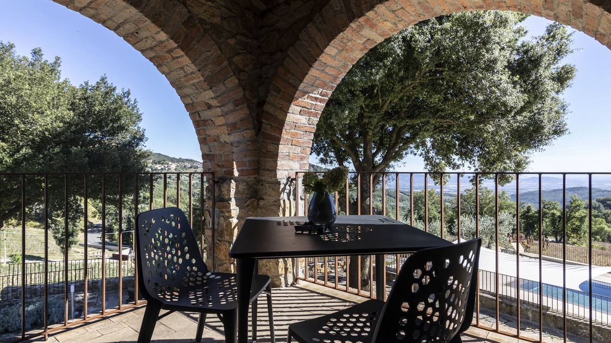 Roccastrada Villa | Casa Archi: Luxurious villa with shared pool, tennis court & breathtaking views!