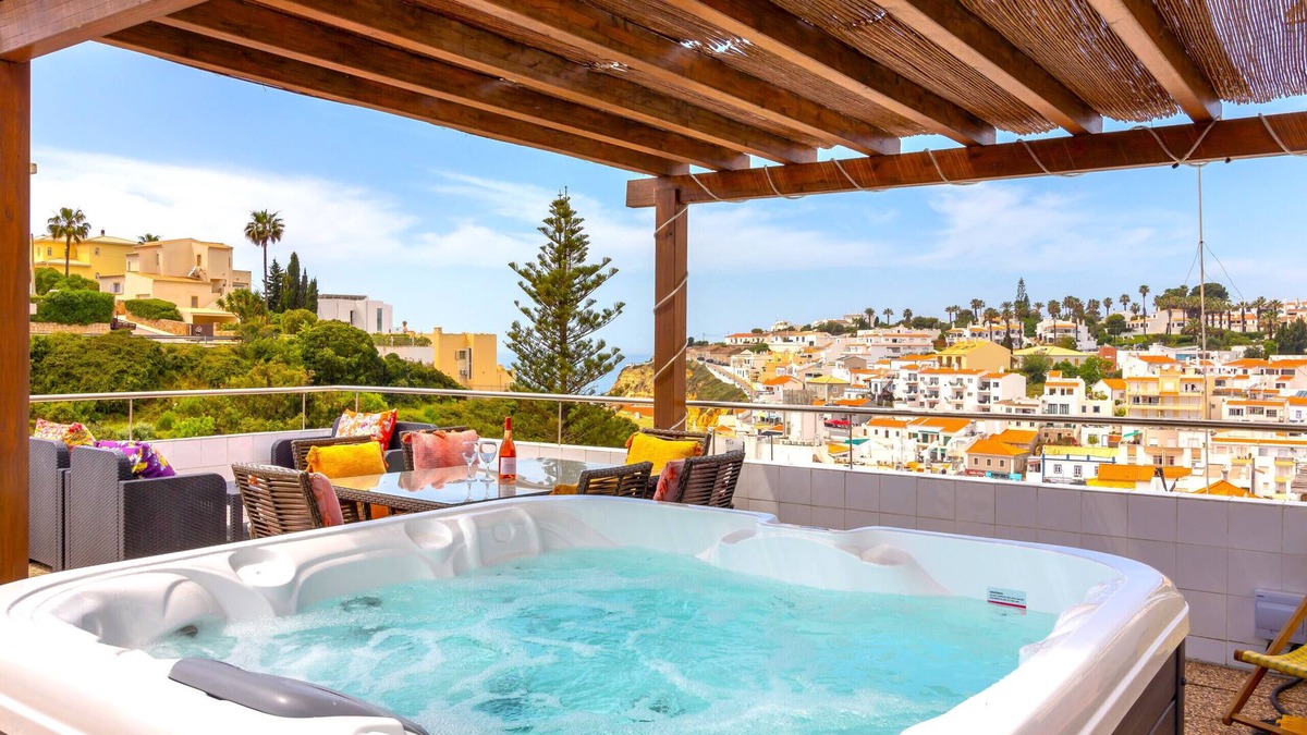 Carvoeiro Ski Chalet | Casa Ayla - 2 bedrooms, jacuzzi, sea views & close to beach