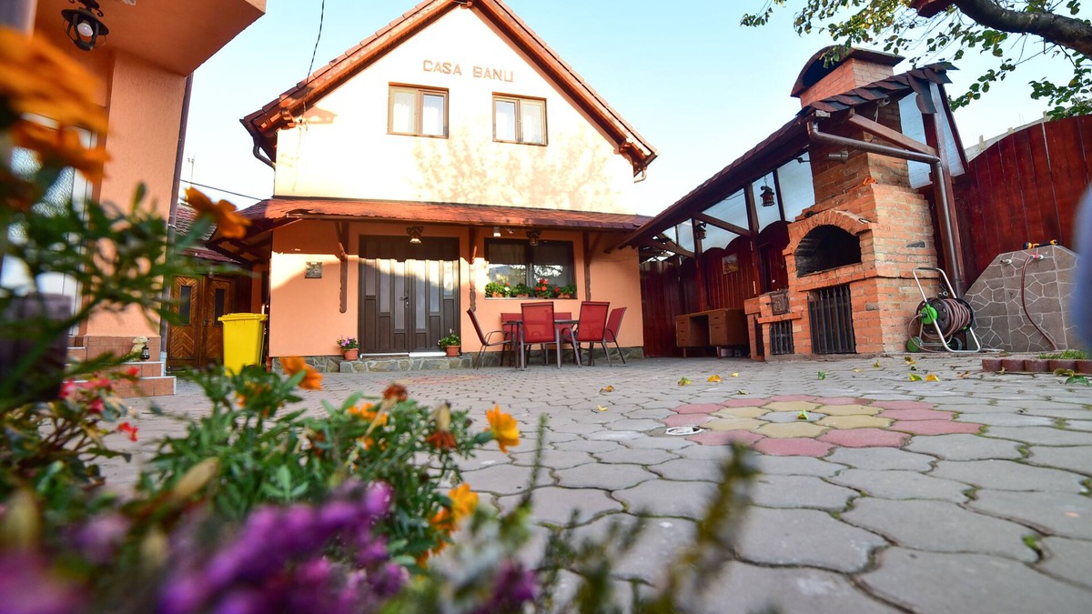 Lazaret House | Casa Banu locatie centrala in zona linistita ideala pentru grup de max 8 adulti.