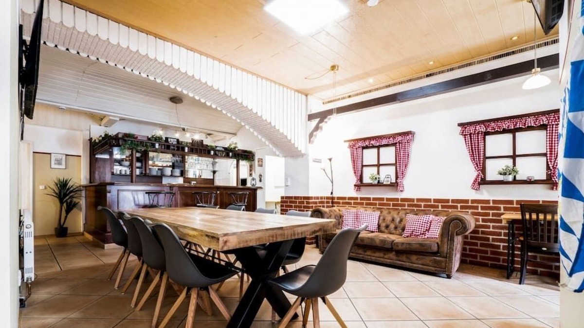 Echarding House | ※ Casa BARvaria ※Incredible 8BR※ HUGE※With a BAR ※