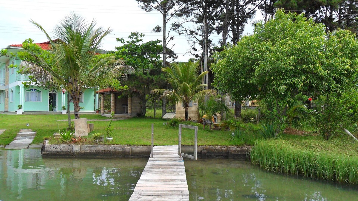 Barra da Lagoa House | Casa Beira Do Canal C/Air, Tv, Internet S/Fio Great Location Near The Beaches
