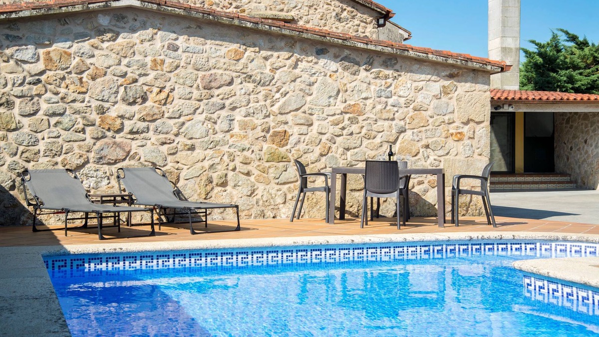 Cuntis House | Casa Belai in a rural setting with swimming pool, barbecue area and fireplace lounge.