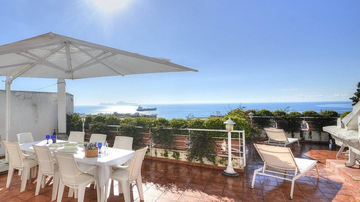Portici Apartment | Casa Bellacqua: An elegant and welcoming apartment which faces the sun and the sea, with Free WI-FI.