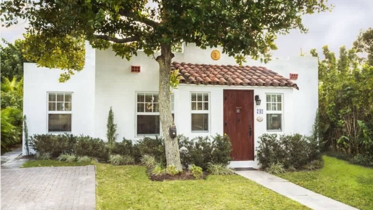 Flamingo Parks House | Casa Blanca - Chic Spanish-Style Cottage with Private Courtyard