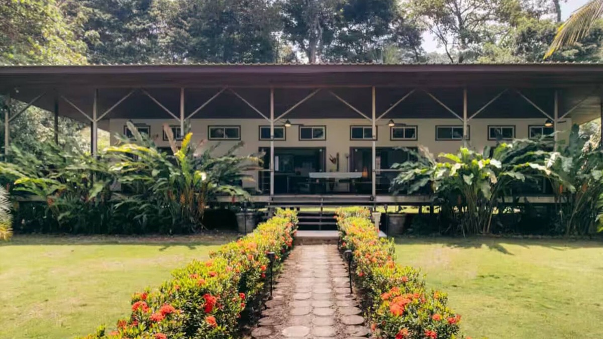 Carenero Island House | Casa Blanca- Ocean view, couples & family friendly