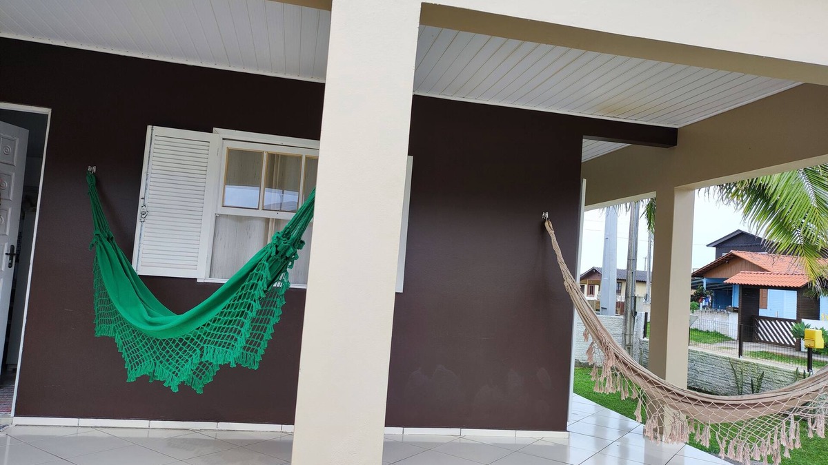 Balneario Arroio do Silva House | Casa Beje a few meters from the sea, with pool table - 2 km from the center