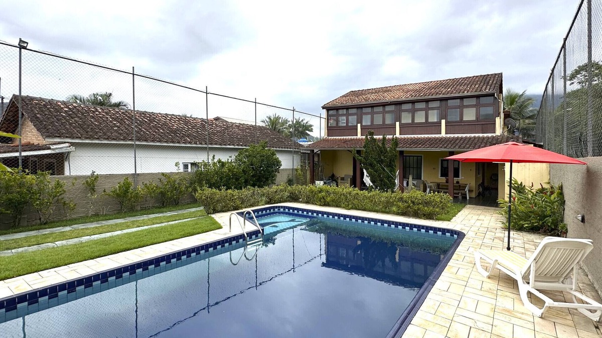 Jardim Capricornio Ski Chalet | Casa c piscina a 700m da Praia de Caraguatatuba/SP