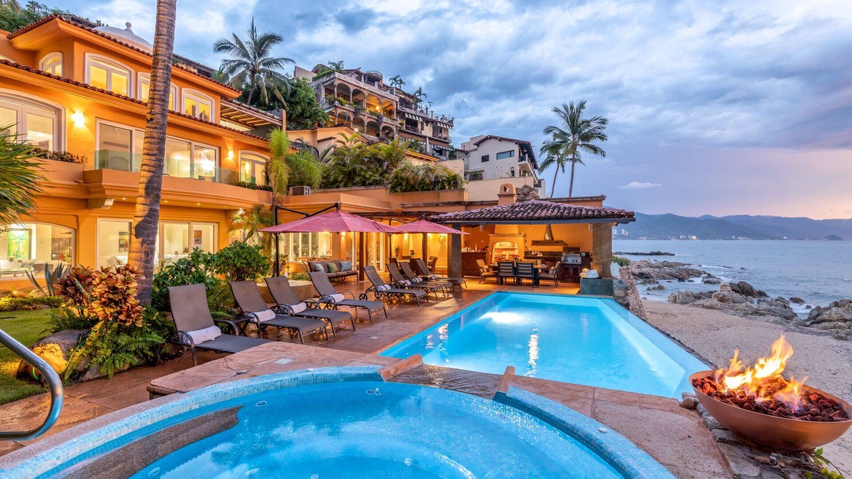 South Shore Hotel Area Villa | Casa Caleta - Luxurious Toes-In-The-Sand 6-Bedroom Bespoke Villa!