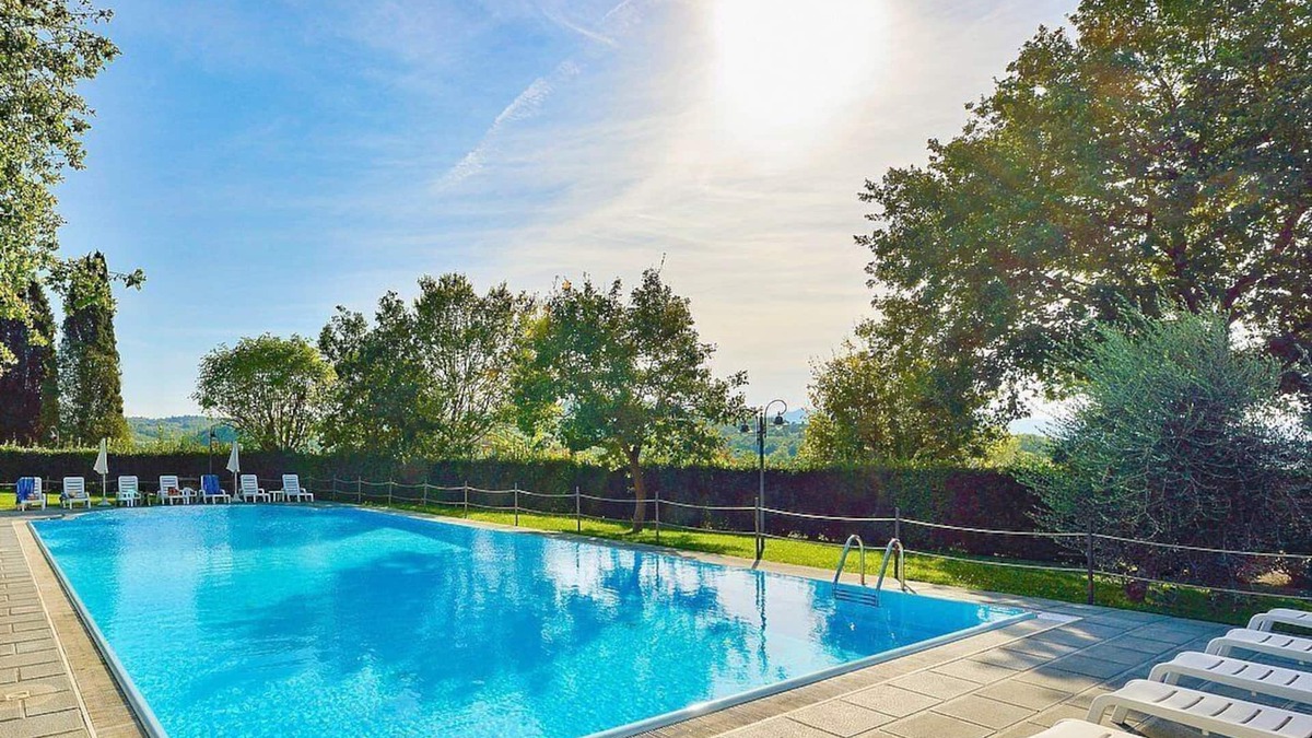 Popoltaio-Schiacciato House | Casa Caprifoglio A: A characteristic and welcoming apartment that is part of an ancient country house surrounded by the greenery, with Free WI-FI.
