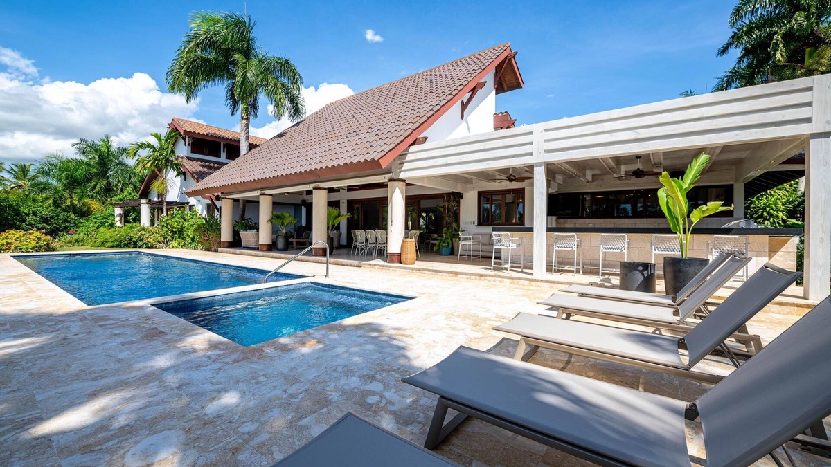Las Palmas Villa | Casa Carter! 5 bedroom villa with pool, jacuzzi, outdoor BBQ & staff