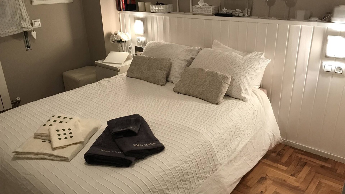 Coia Condo | Casa Castelao- Spacious 3-bedroom apartment with parking