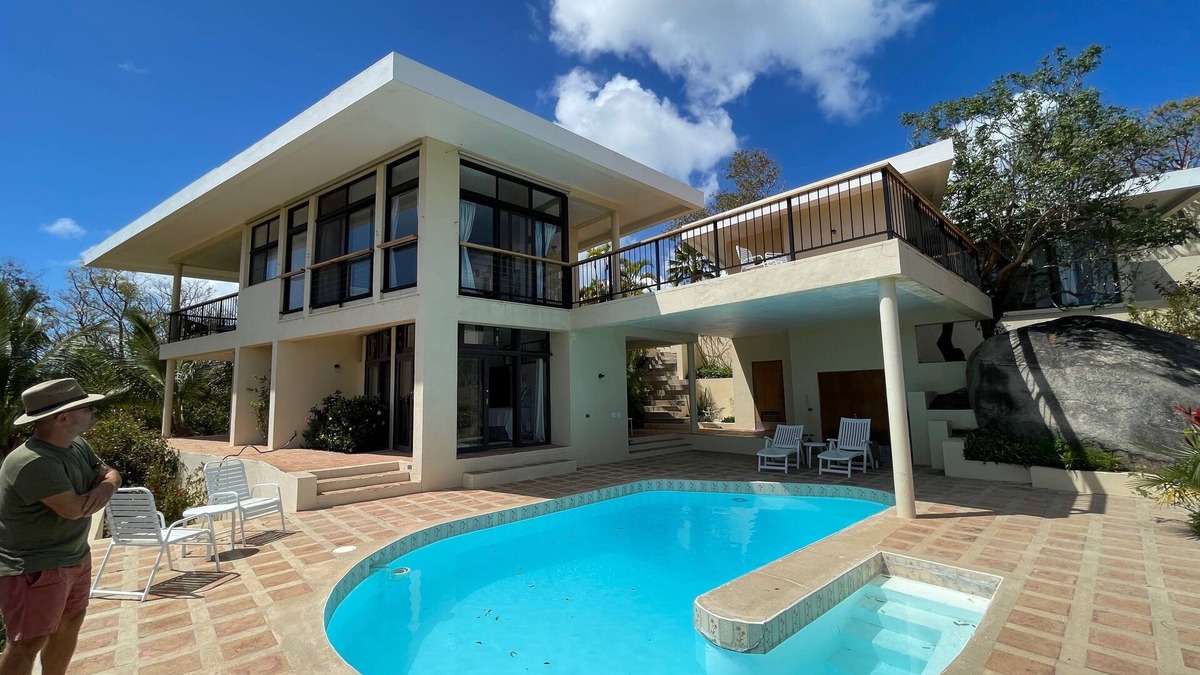 Puerto Real House | Casa Ceiba is a unique retreat in a quiet neighborhood in the hills of Vieques.