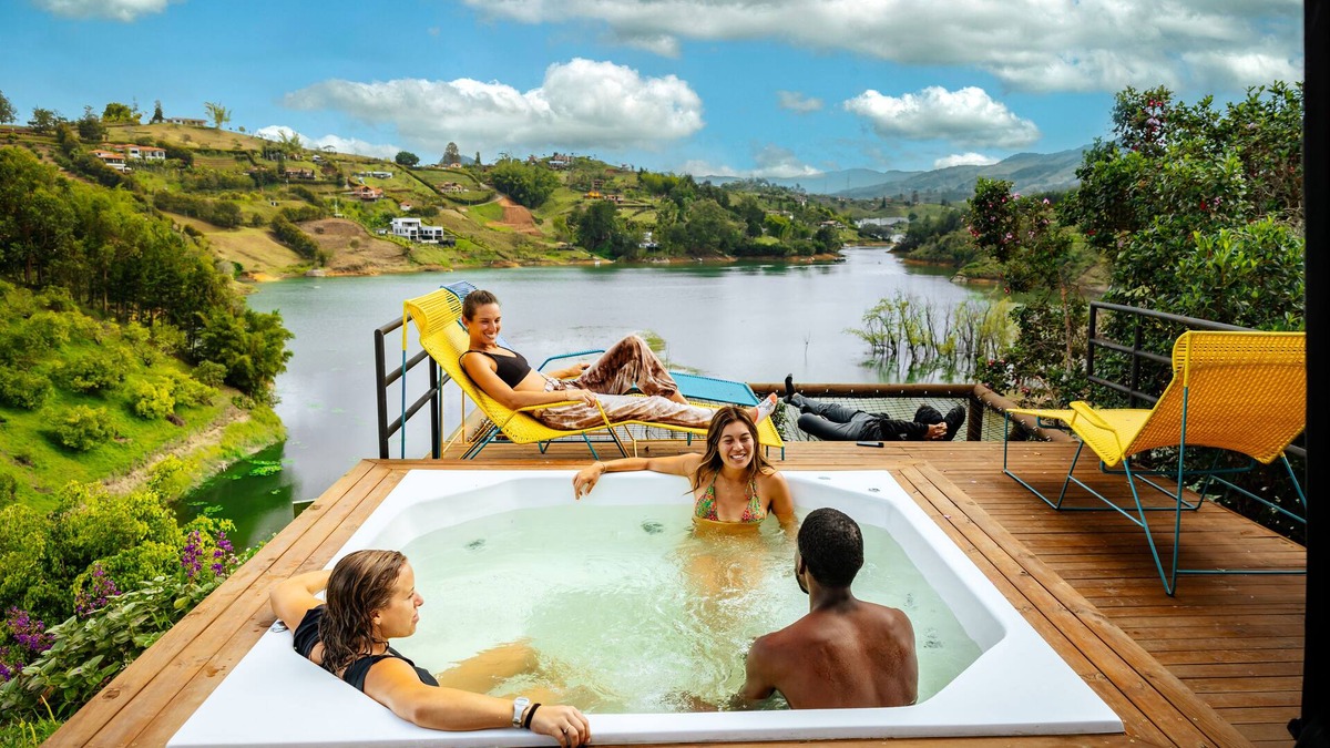 El Penol House | Casa Chévere - Vibrant & Fun Lakeside Oasis